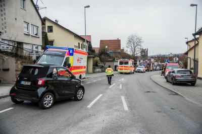 Plochingen: Senior rammt Pkw und landet in Garage